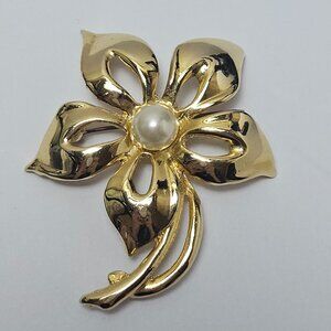 Vintage Signed AAI Gold Tone Brooch Flower Faux Pearl
